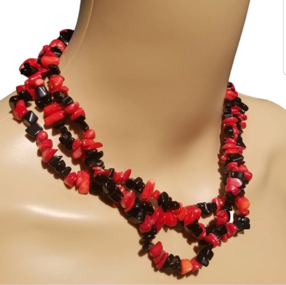 VINTAGE RED CORAL & BLACK ONYX CHIP LAYERED NECKLACE - Picture 2 of 5